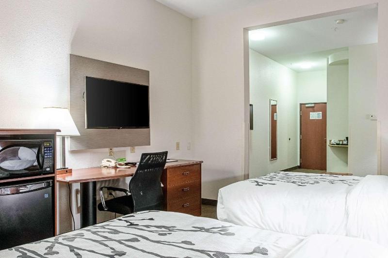 Queen Suite with Two Queen Beds - Non-Smoking image 2