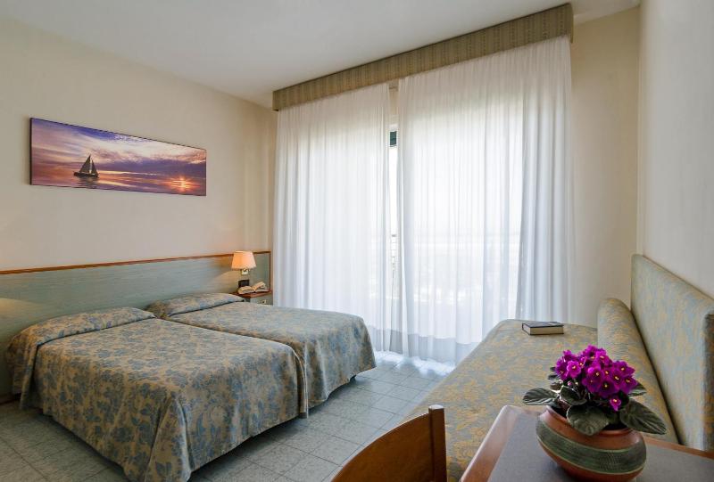 Triple Room with Sea View image 3