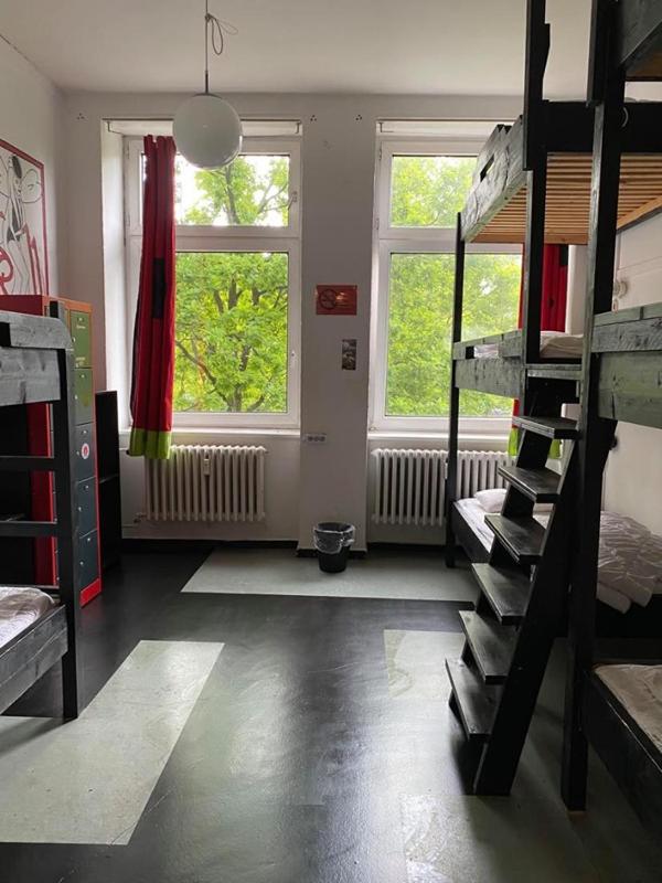 Bed in 8-Bed Dormitory Room image 3