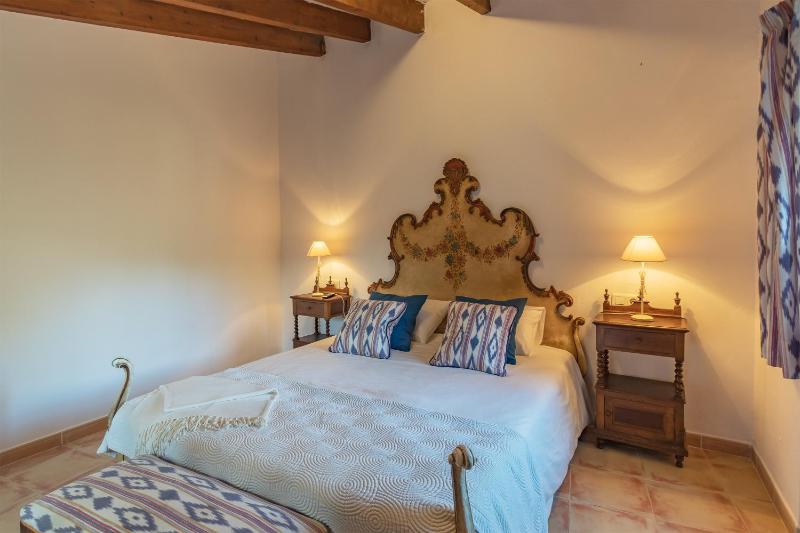 Deluxe King Room image 2