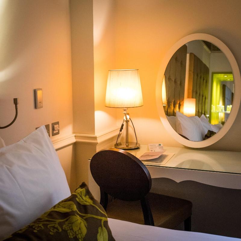 Standard King Room image 4