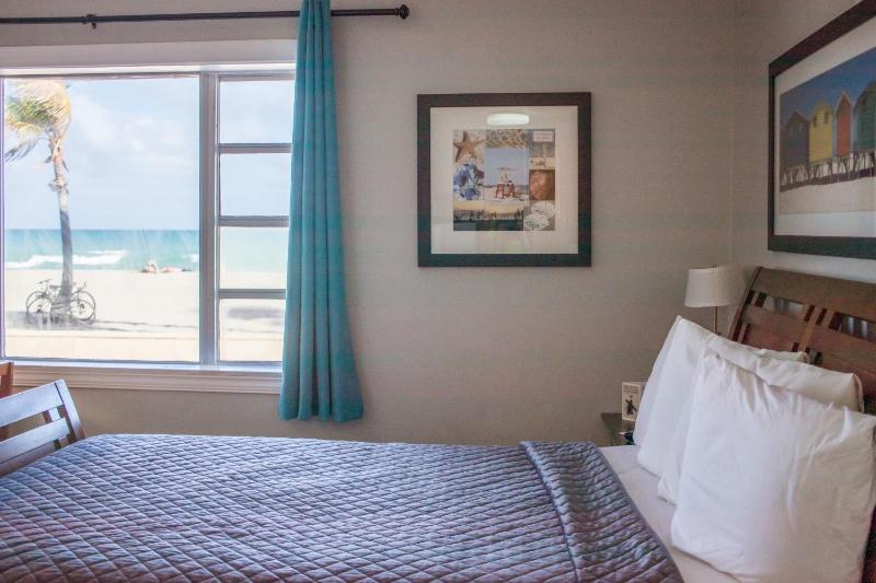 Riptide Oceanfront Hotel - image 14