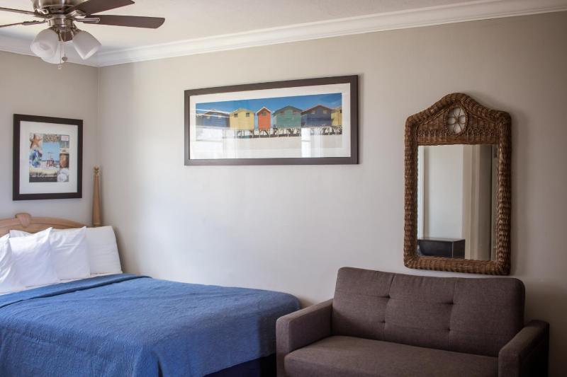 Riptide Oceanfront Hotel - image 4