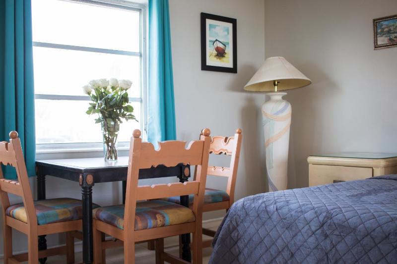 Riptide Oceanfront Hotel - image 8