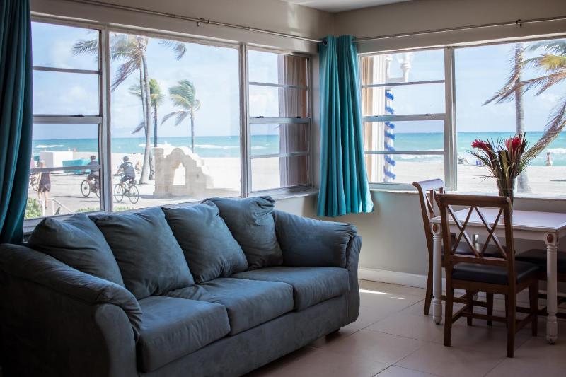 Riptide Oceanfront Hotel - image 10