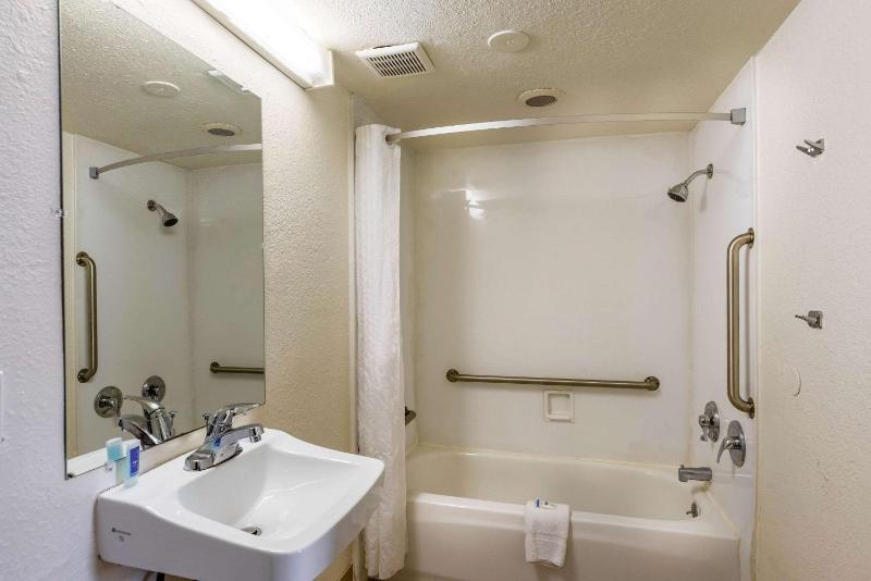 Queen Room with Two Queen Beds - Non-Smoking image 1