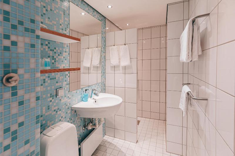 Twin Room image 3