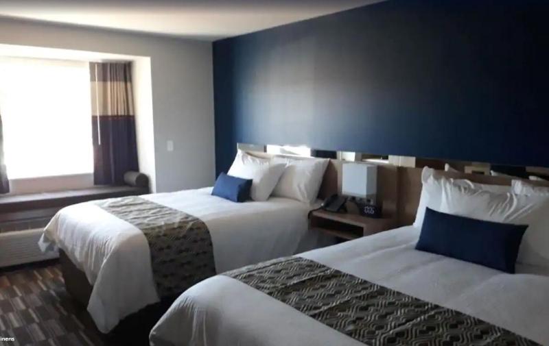 Queen Room with Two Queen Beds - Mobility Access/Non-Smoking image 2