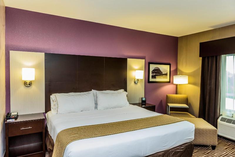 Standard King Room image 4