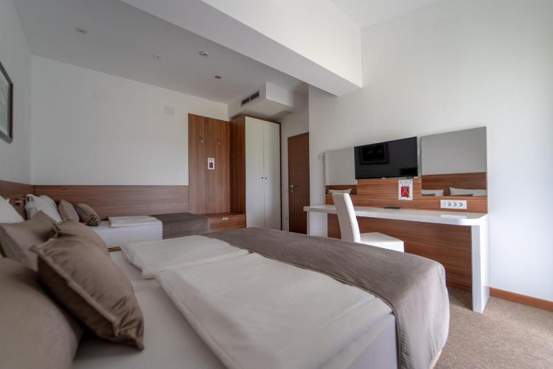 Deluxe Suite with Balcony image 2