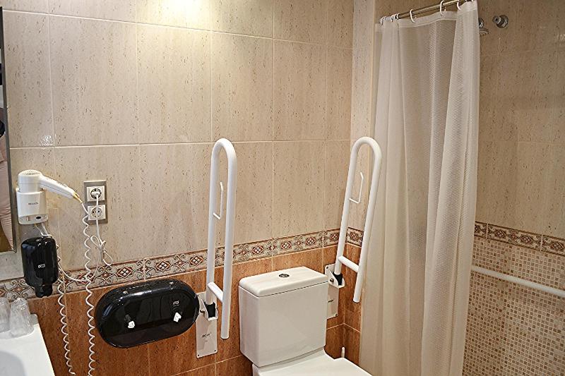 Basic Double Room image 4