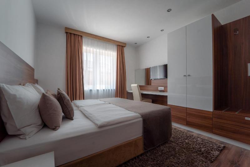 Deluxe King Suite with Two Bedrooms and a Terrace image 4