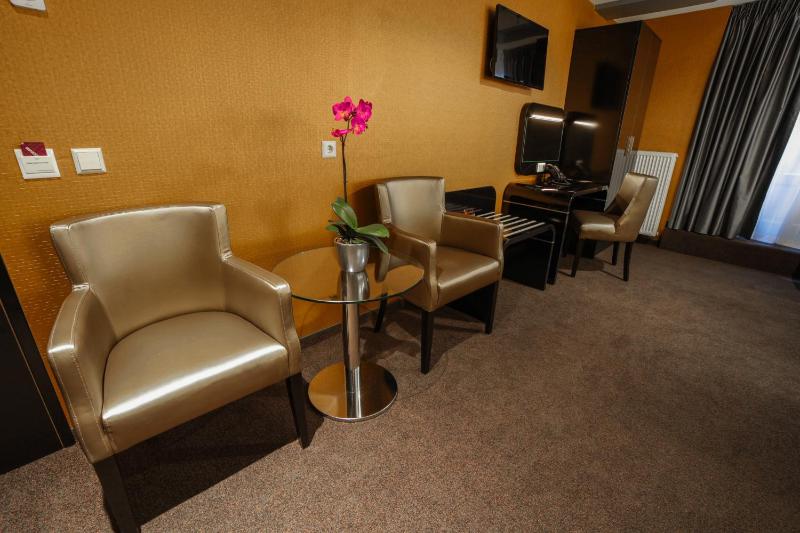 Souterrain Quad Room with Limited View image 4