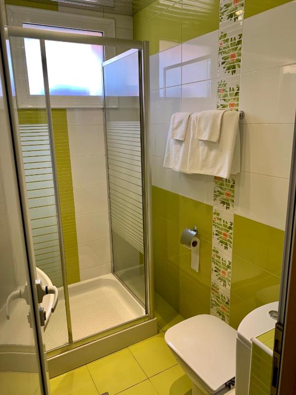 Twin Room with Balcony image 4