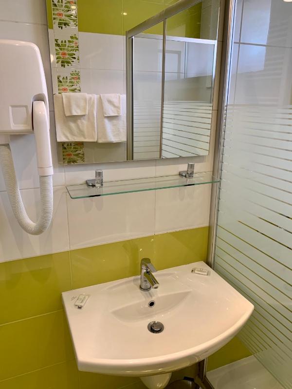 Twin Room with Balcony image 3