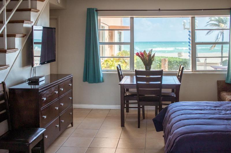 Riptide Oceanfront Hotel - image 3