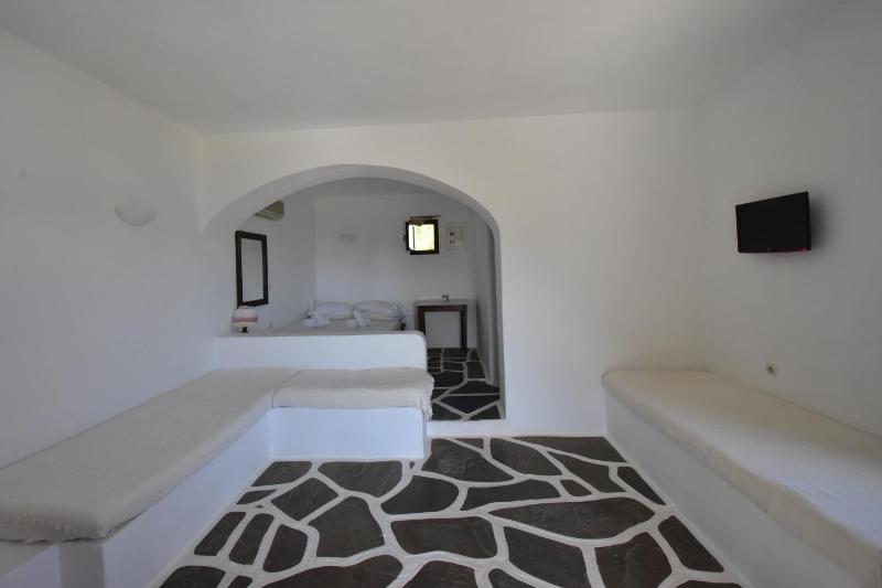 Deluxe Two-Bedroom Apartment image 3