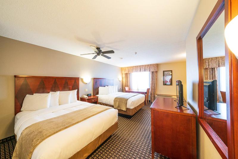 Queen Room with Two Queen Beds image 2