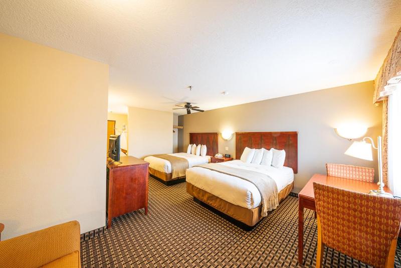 Queen Room with Two Queen Beds image 4