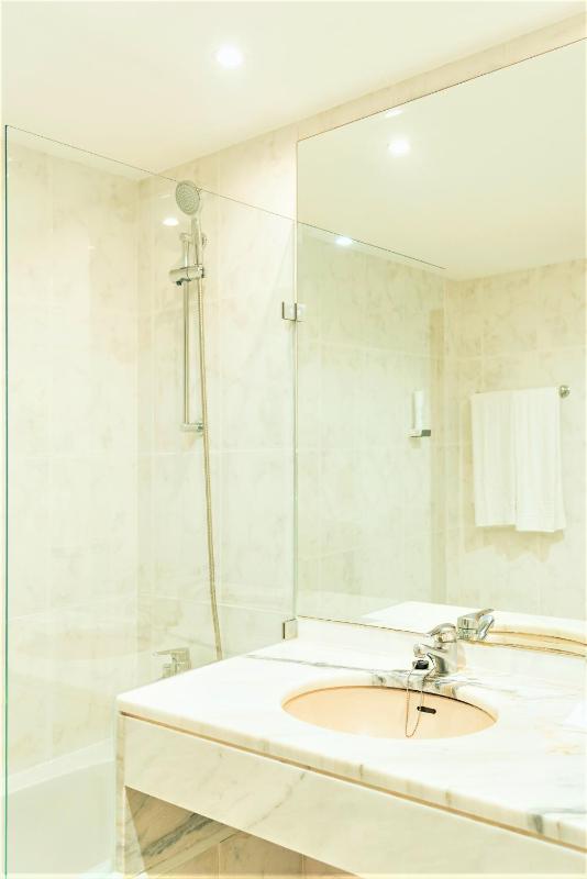 Superior Twin Room with Balcony image 3