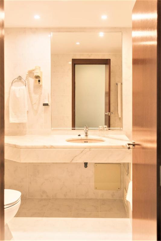 Superior Twin Room with Balcony image 2