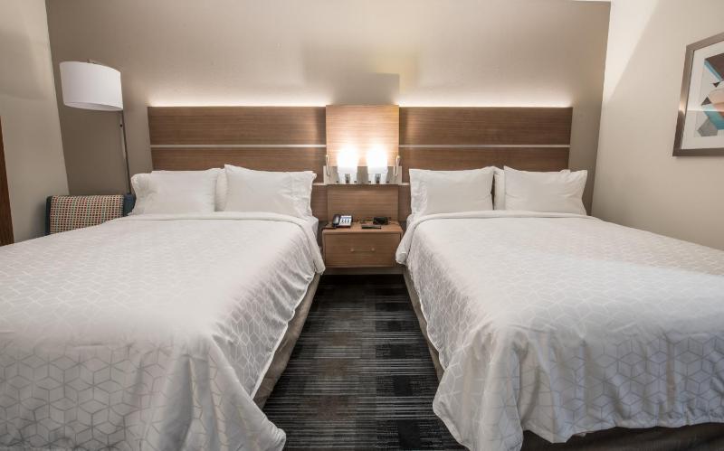 Queen Room with Two Queen Beds - Non-Smoking image 2