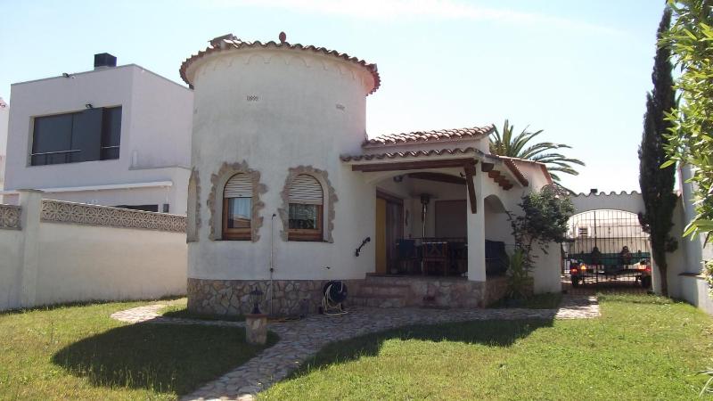 VILLA amb JARDÍ i AMARRE - image 1