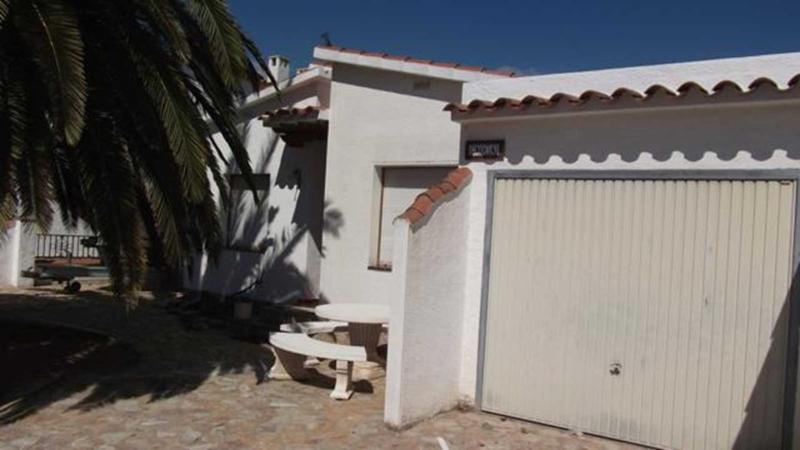 VILLA amb JARDÍ i AMARRE - image 8