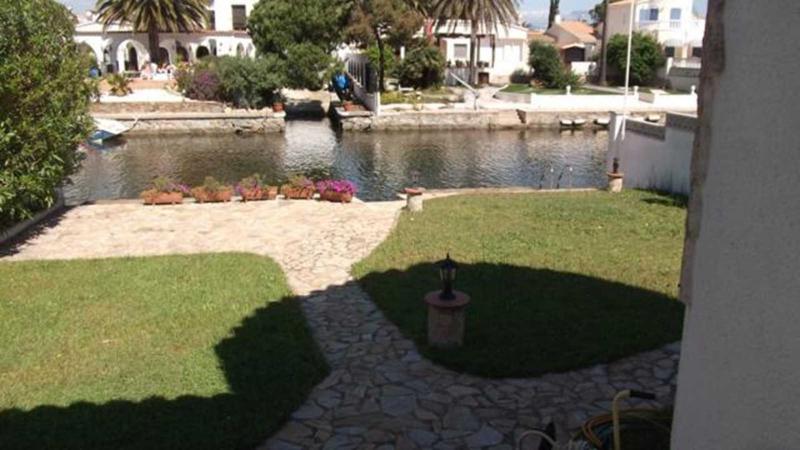 VILLA amb JARDÍ i AMARRE - image 10