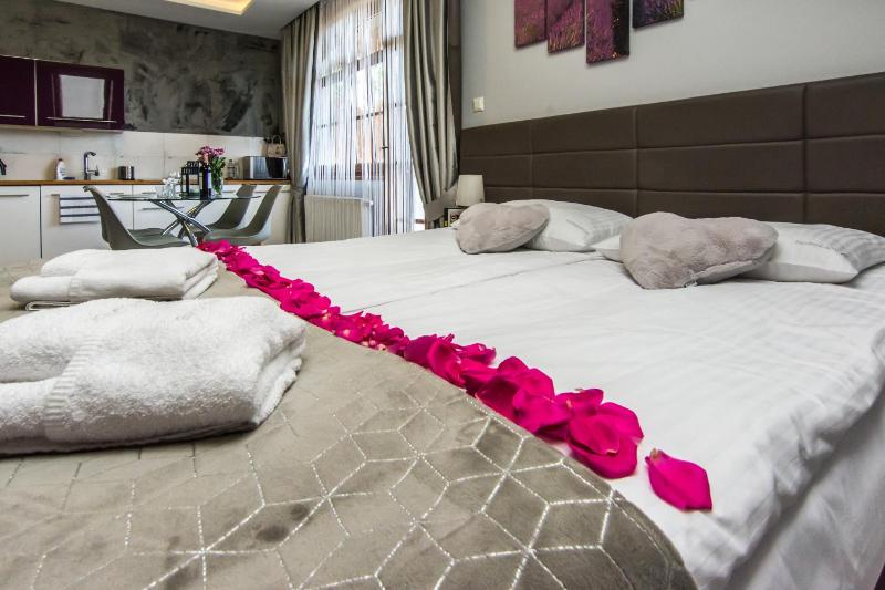 Apartamenty hoteLOVE z biokominkiem na Skale - image 9