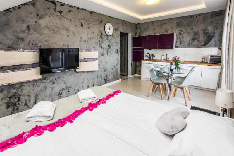 Apartamenty hoteLOVE z biokominkiem na Skale - image 15