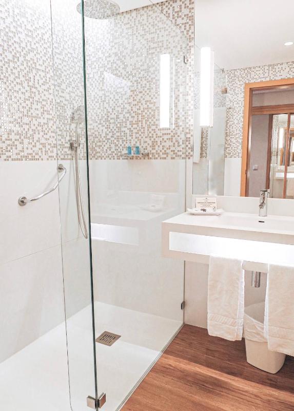 Double or Twin Room image 3