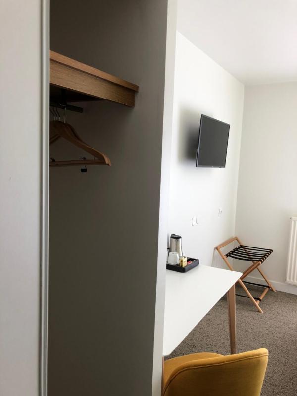 Superior King Room image 3