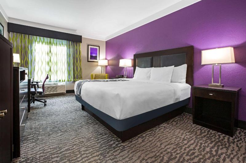 Deluxe King Room with Bath Tub - Mobility/Hearing Accessible - Non-Smoking image 4