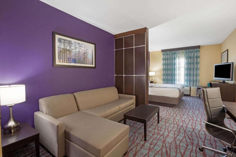 Deluxe King Studio Suite - Non-Smoking image 2