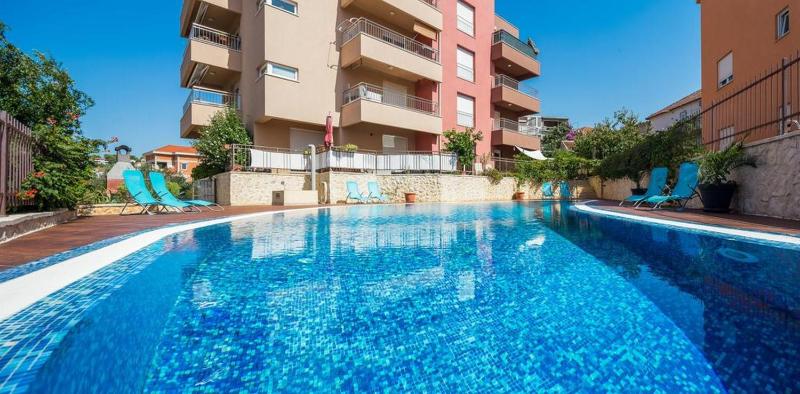 Three Bedroom Apartment with Pool image 4