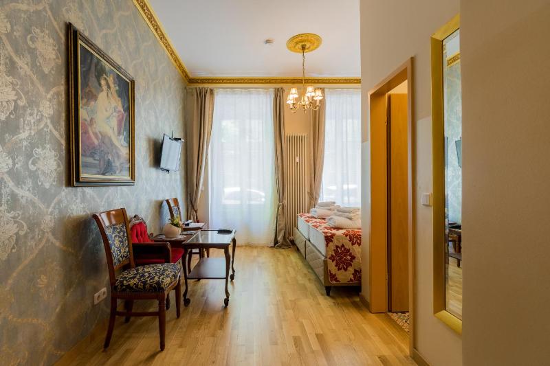 Double Room image 3