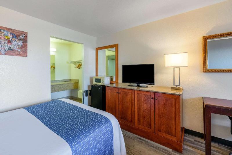 Queen Room with Two Queen Beds - Non-Smoking image 2