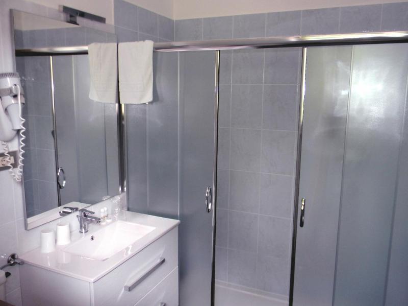 Double Room with Balcony image 4