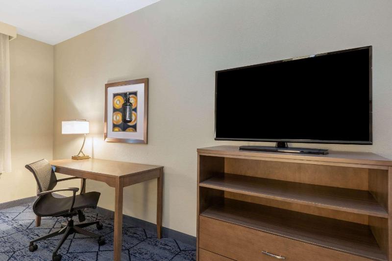 King Room with City View - Non-Smoking image 2