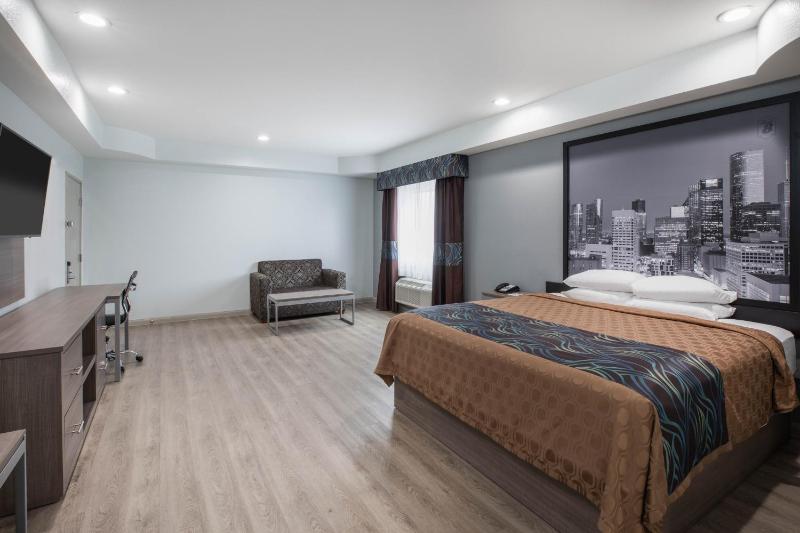 King Room with Mobility/Hearing Accessible Bath Tub with Grab Bars - Non-Smoking image 3