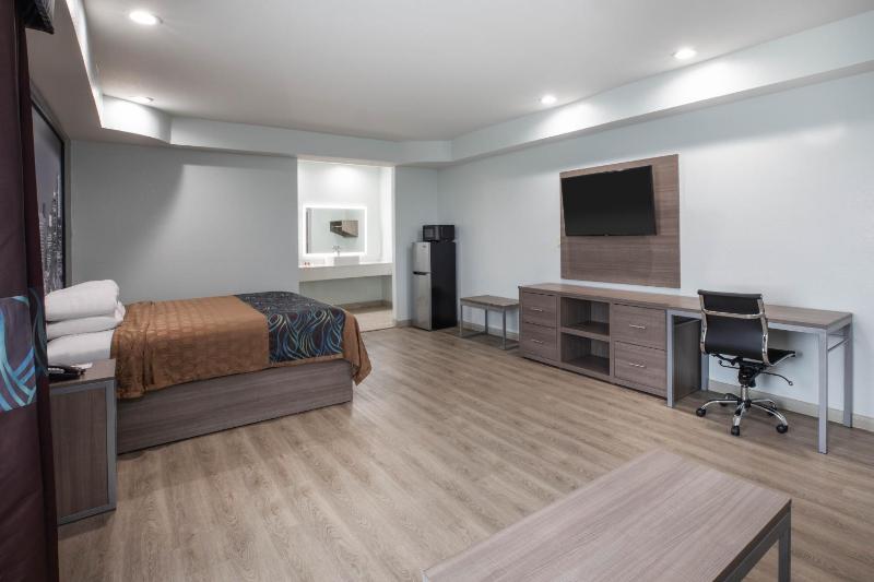 King Room with Mobility/Hearing Accessible Bath Tub with Grab Bars - Non-Smoking image 2