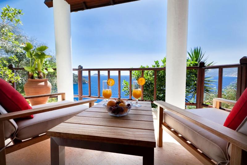Deluxe Double Room with Balcony and Sea View image 2