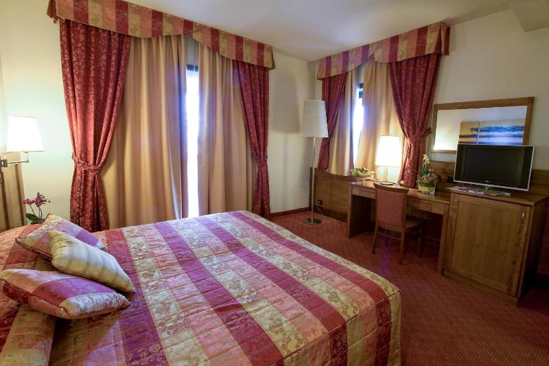 Double Room image 2