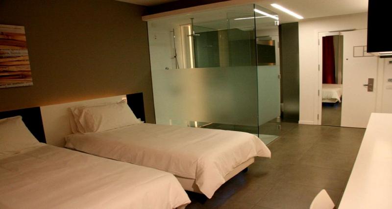 Classic Twin Room image 4