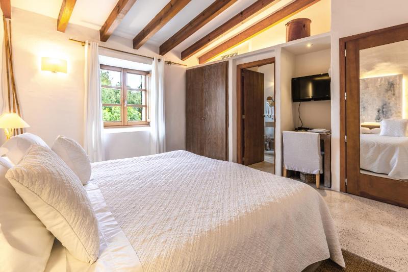 Standard Double Room image 3