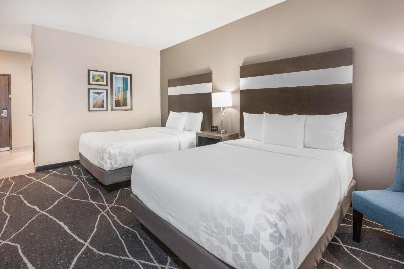 Queen Room with Two Queen Beds - Non-Smoking image 2