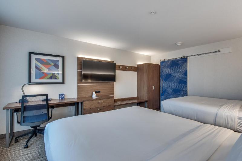 Standard Room with Two Queen Beds image 3