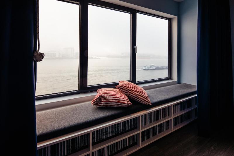 Large Twin Room with River View image 1