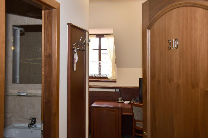 Small Twin Room image 2